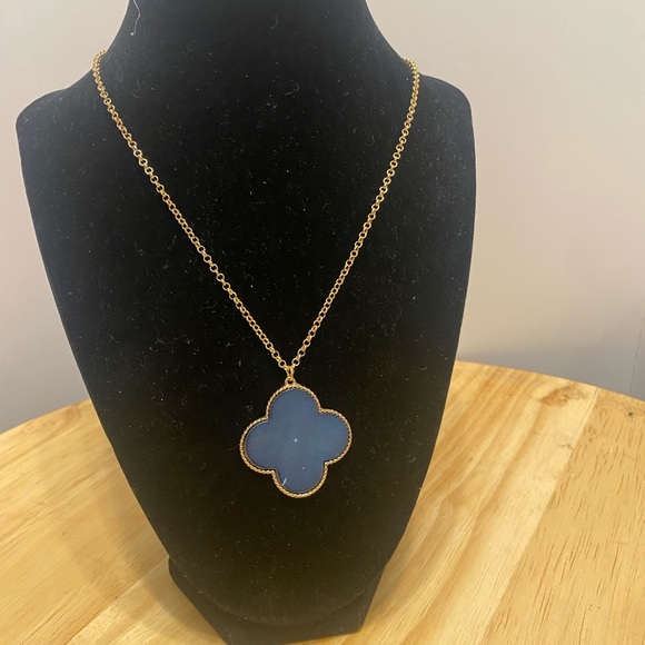 Elegant Blue Pendant Necklace - Picture 3 of 8